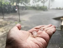 Hujan Es Guyur Dompu secara Tiba-Tiba, BMKG Beri Penjelasan Penyebab Fenomena Langka Ini