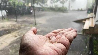 Hujan Es Guyur Dompu secara Tiba-Tiba, BMKG Beri Penjelasan Penyebab Fenomena Langka Ini